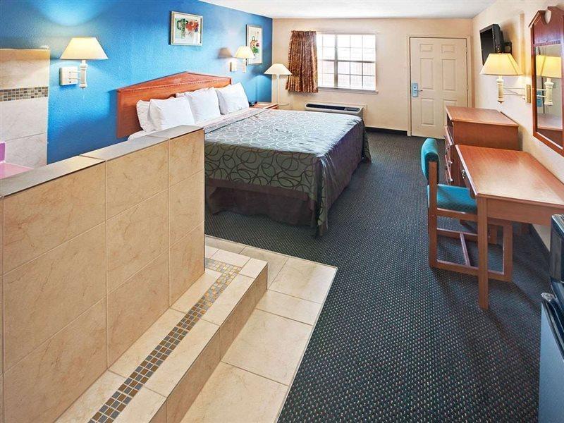 Super 8 By Wyndham Terrell Hotel Bagian luar foto