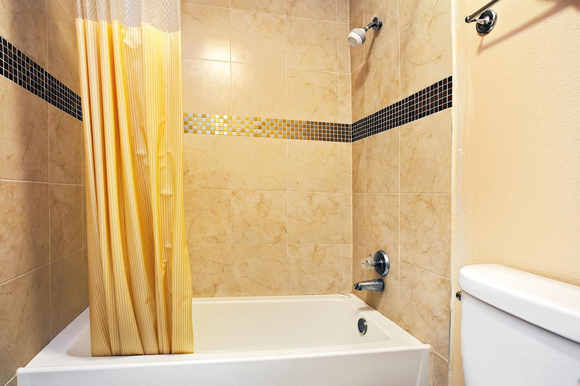 Super 8 By Wyndham Terrell Hotel Bagian luar foto