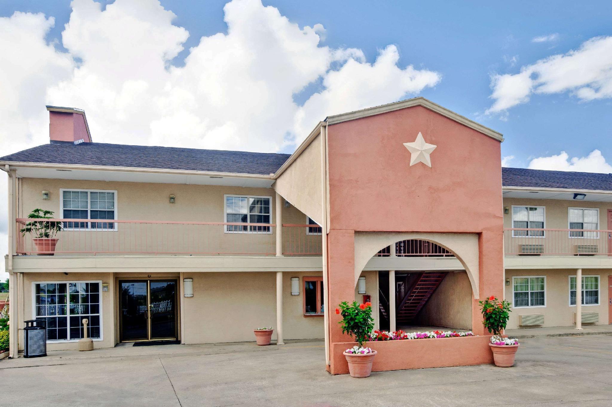 Super 8 By Wyndham Terrell Hotel Bagian luar foto
