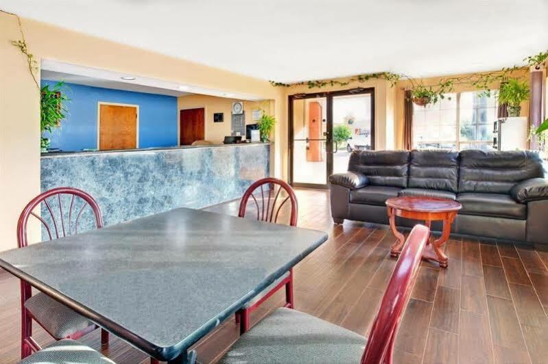 Super 8 By Wyndham Terrell Hotel Bagian luar foto