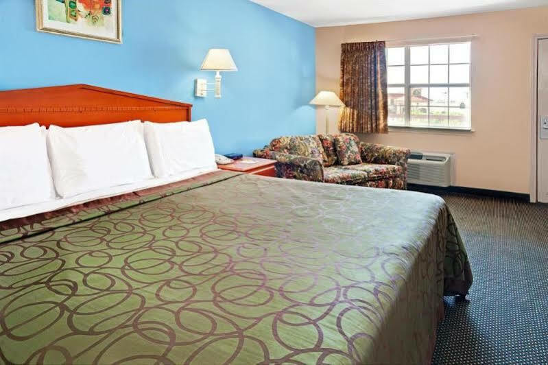 Super 8 By Wyndham Terrell Hotel Bagian luar foto