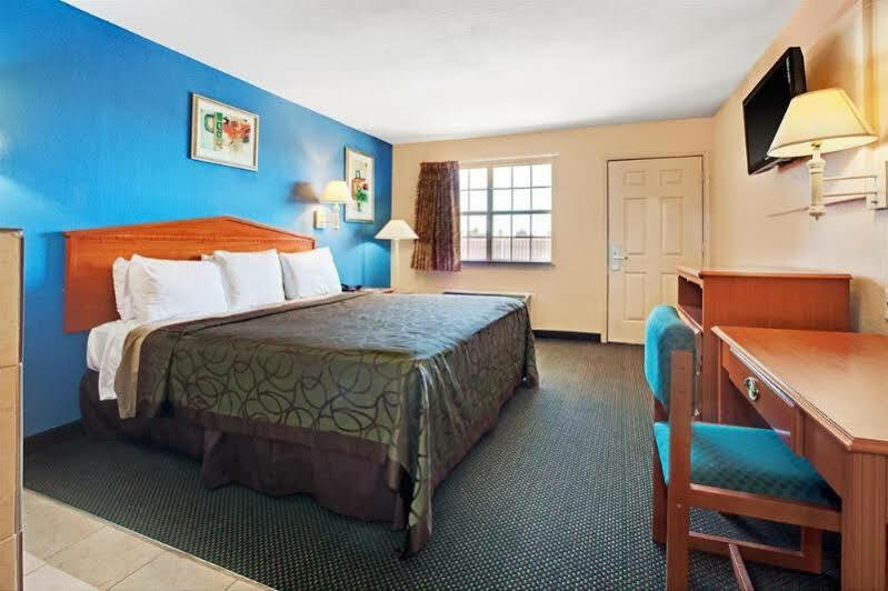 Super 8 By Wyndham Terrell Hotel Bagian luar foto